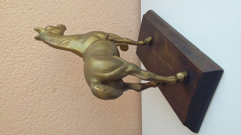 Cavalo em latão base madeira