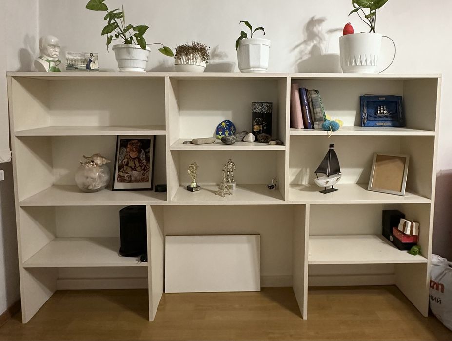 Стелаж з поличками