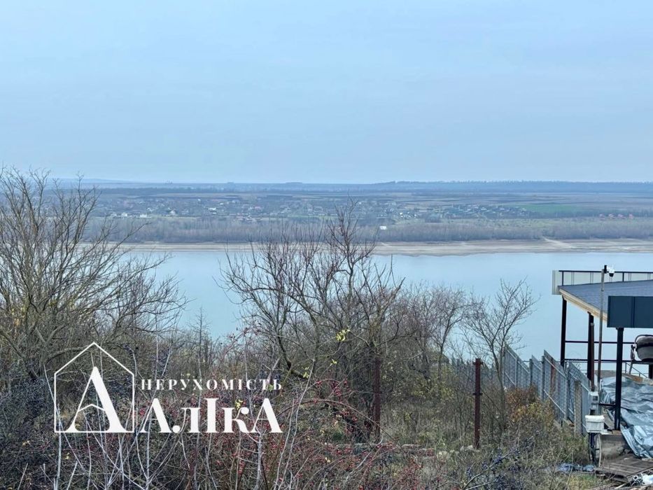 Продам дачний будинок на березі річки