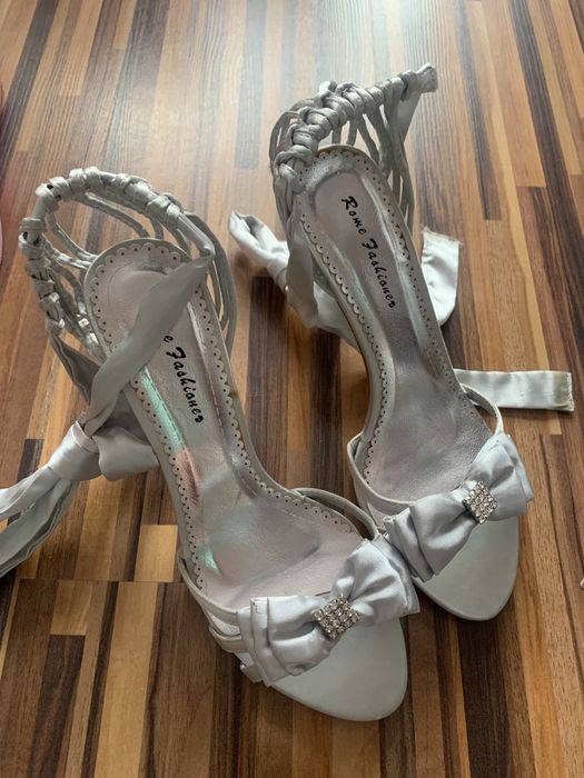 Buty na obcasie srebrne
