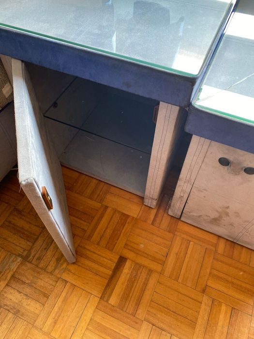 Cama de solteiro com mesinhas de cabeceira