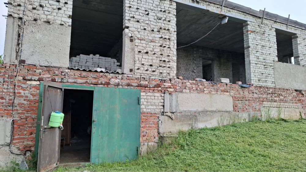 Продам ділянку з початим будівництвом і комунікаціями