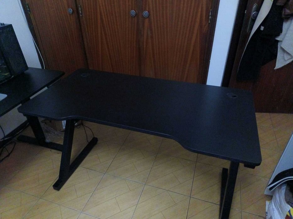 Mesa / Secretaria Gaming BERGNER BGEU-A137 (Carbono - 60x120x72 cm)