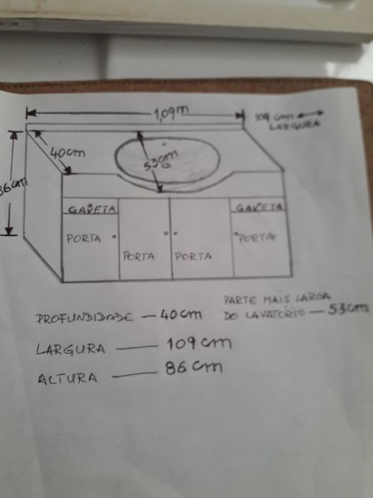 Movel casa de banho com lavatório.