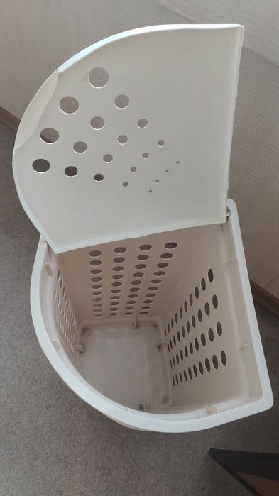 Кутовий Кошик для Білизни Rubbermaid (США), Висота 56 см