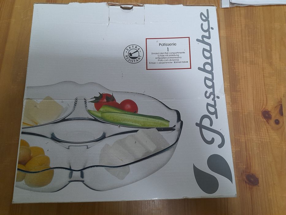 Plate with compartments440005374467778560