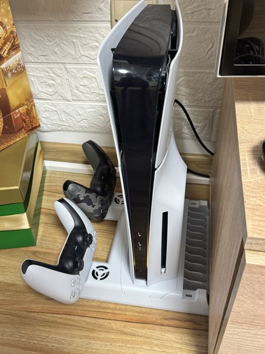 PS5 Slim 1tb z napędem/ 2 pady/ podstawka/ oryginalny karton