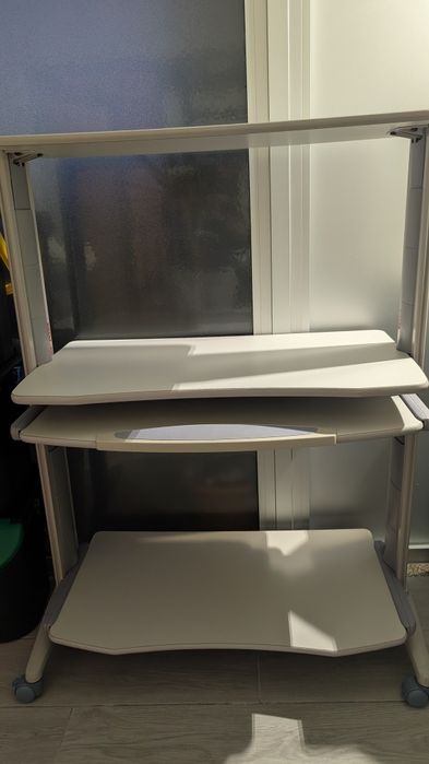 Móvel de secretária e computador