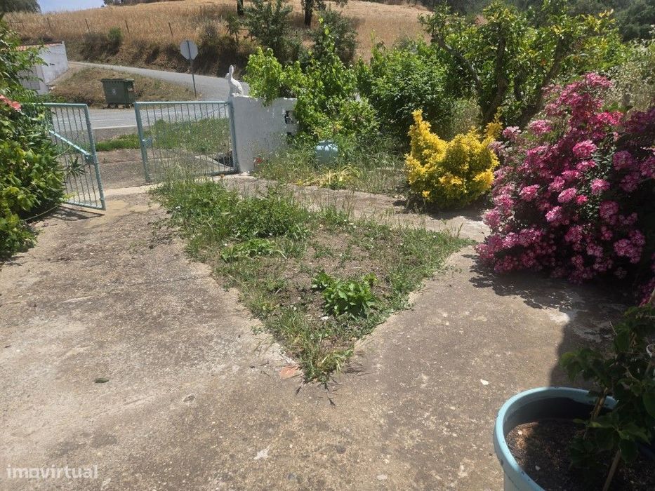 Moradia térrea T3+1 com anexo e jardim perto de Almodôvar