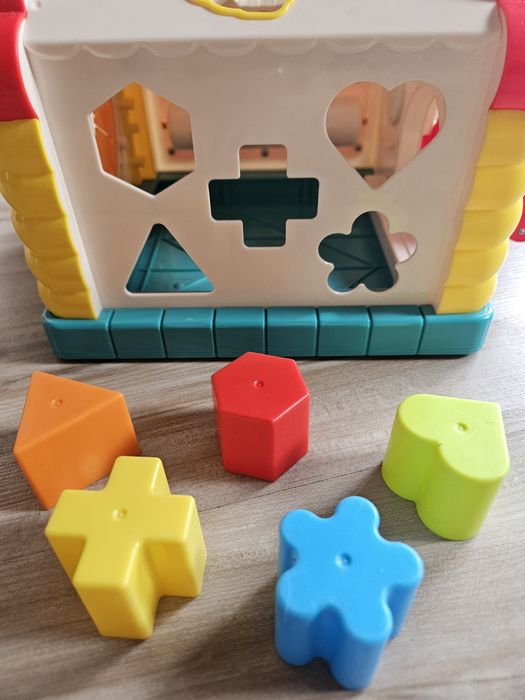 Domek interaktywny - pianinko, sorter, dzwęki