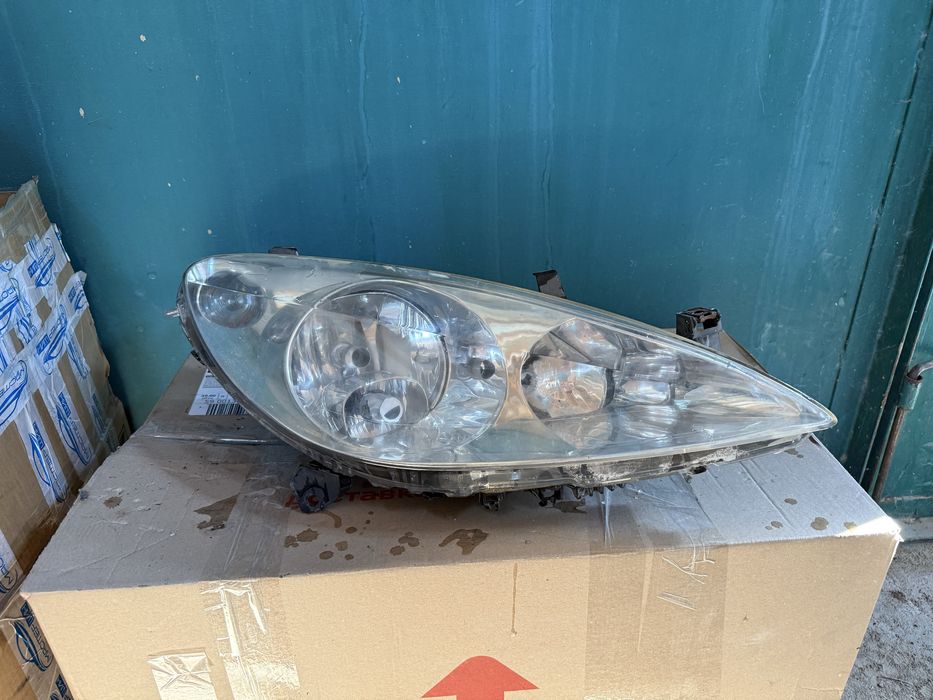 Продам праву фару пежо 307