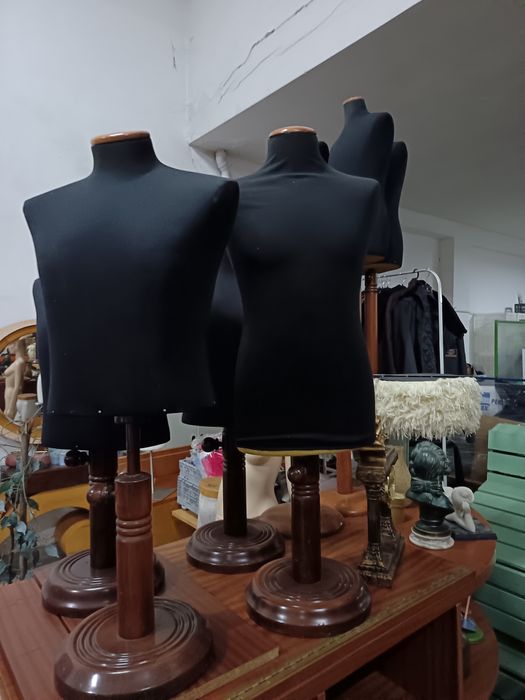 Vários bustos e manequins