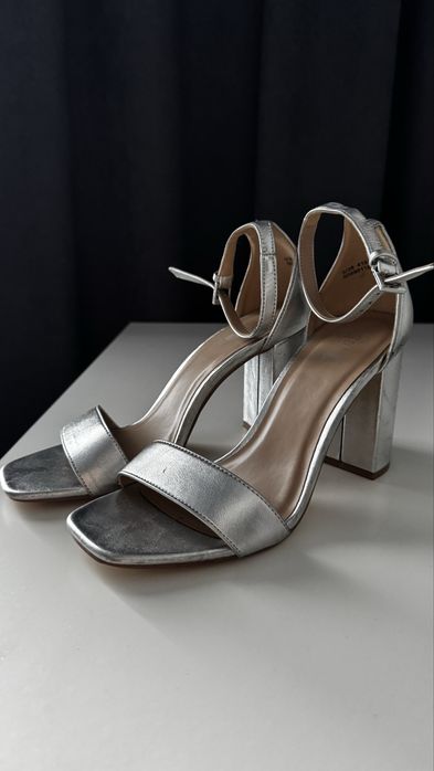 Босоніжки на каблуку