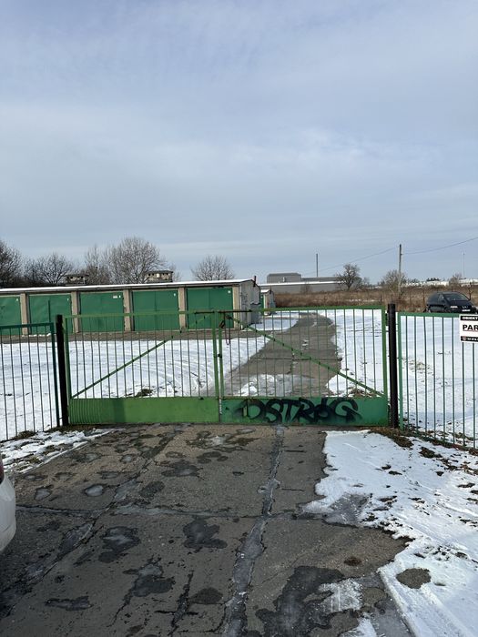 Solidny murowany garaż "Nad koleją" Ostróg
