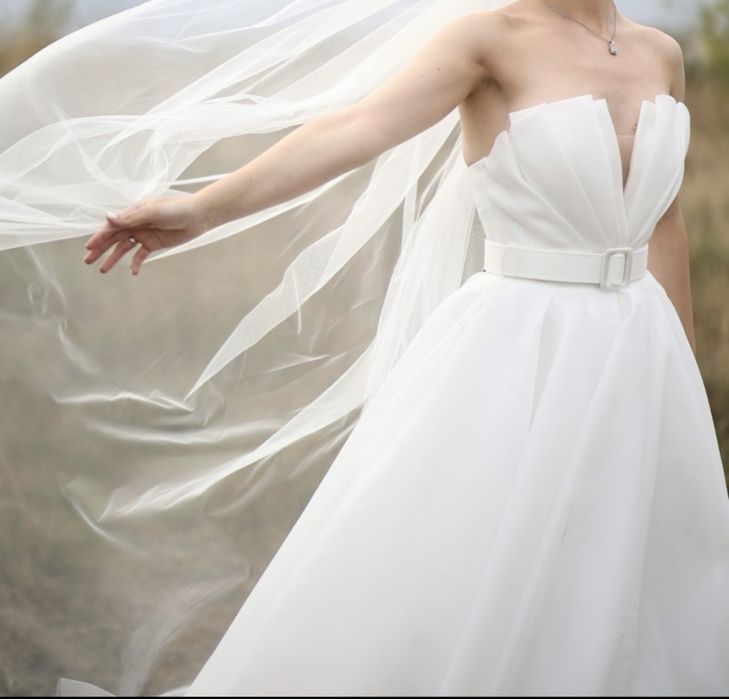 Весільна сукні зі шлейфом