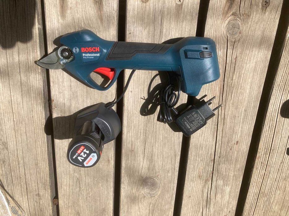 В чем преимущества аккумуляторных секаторов перед механическими