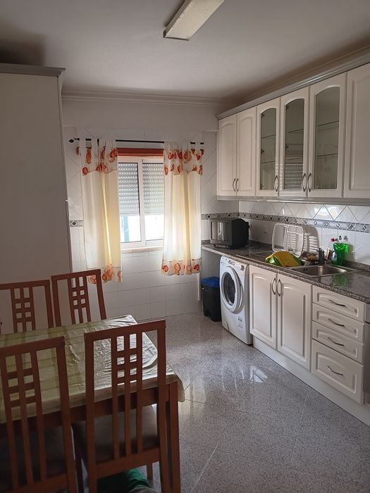 Quarto e suite para arrendar