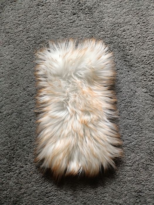 Futro na podłokietnik samochodu