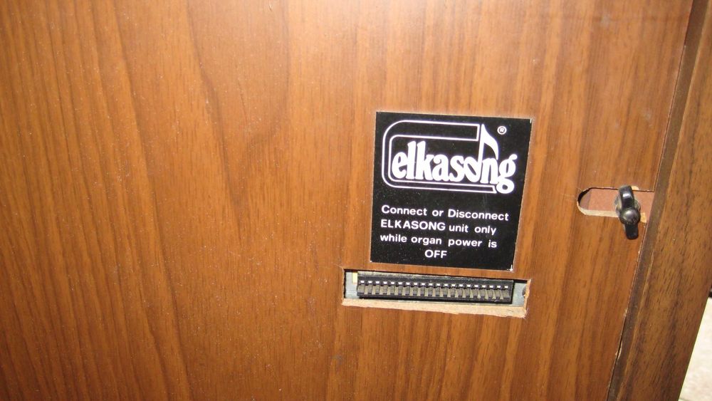 Órgão musical em bom estado geral de conservação a funcionar.