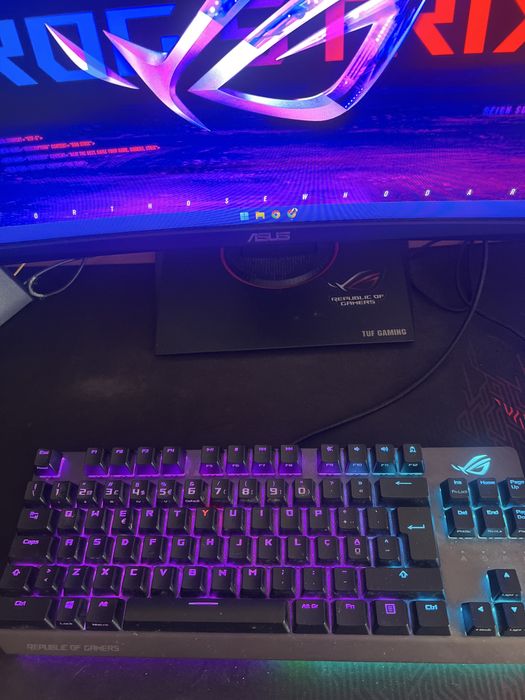 PC Gaming i7 9700K + RTX 2080 Super + Monitor, Keyboard, and Mouse64738621180801123