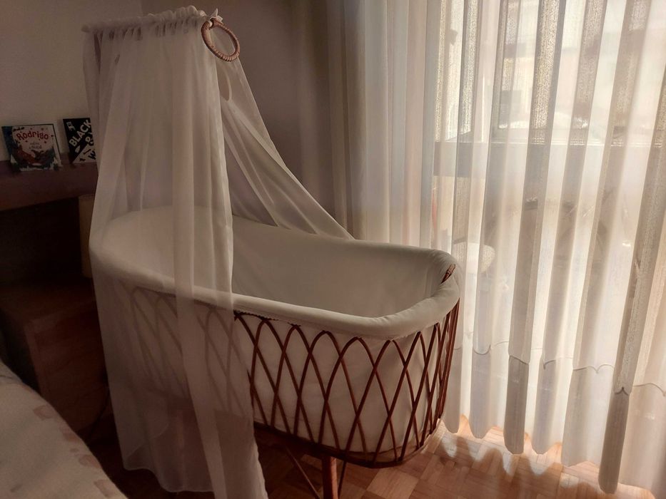 Berço Artesanal em Vime com Dossel e Tecidos Bordados à Mão – Encantadora e Única