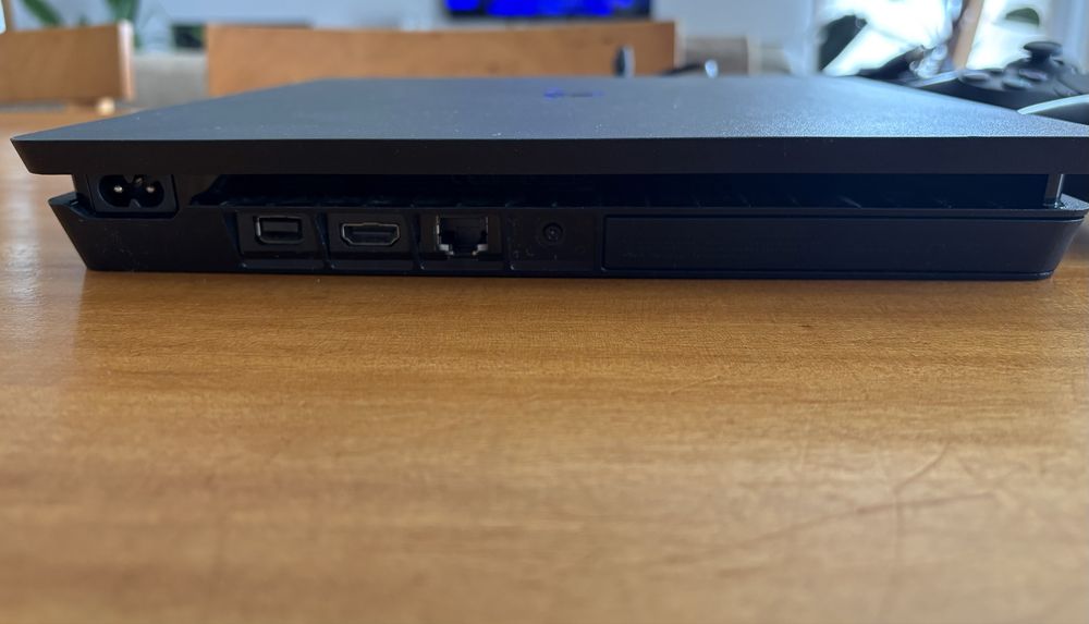 PlayStation 4 (PS4) Slim 1TB + 2 Comandos DualShock 4