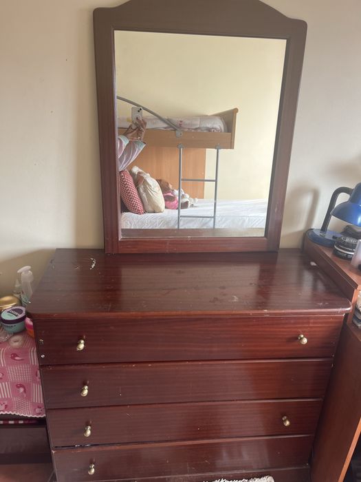 Cómoda de madeira com quatro gavetas e espelho incluido- Bom Estado