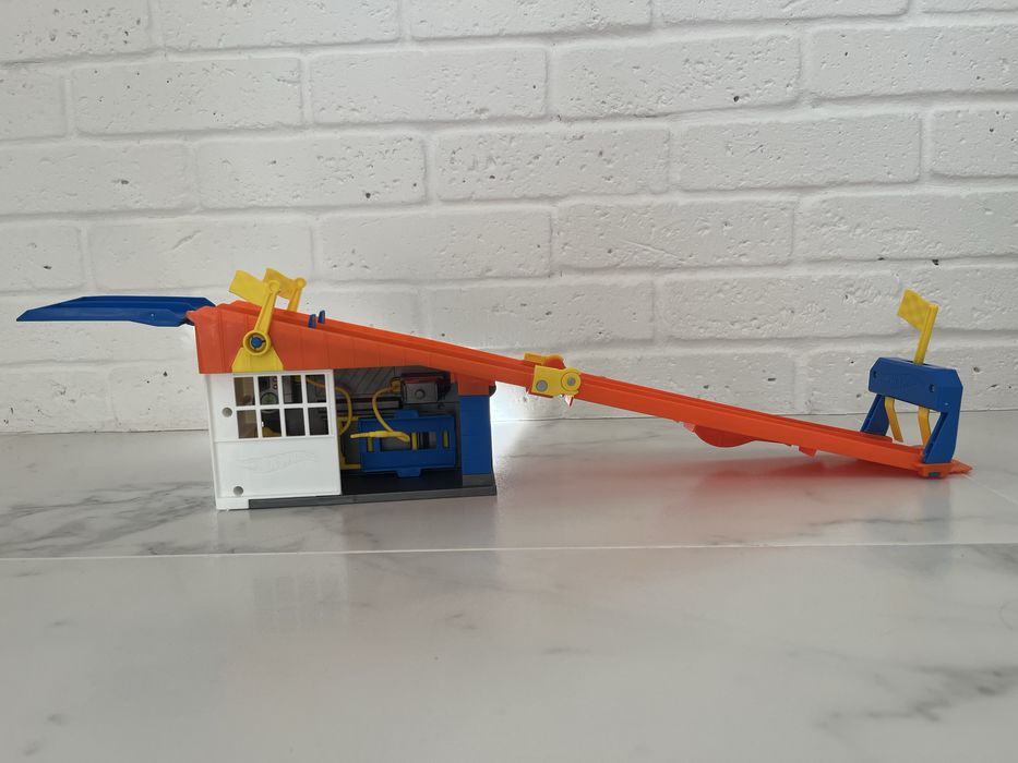 Hot wheels гоночний гараж на даху