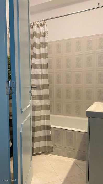 Quarto - localizado em Oeiras Lisbon