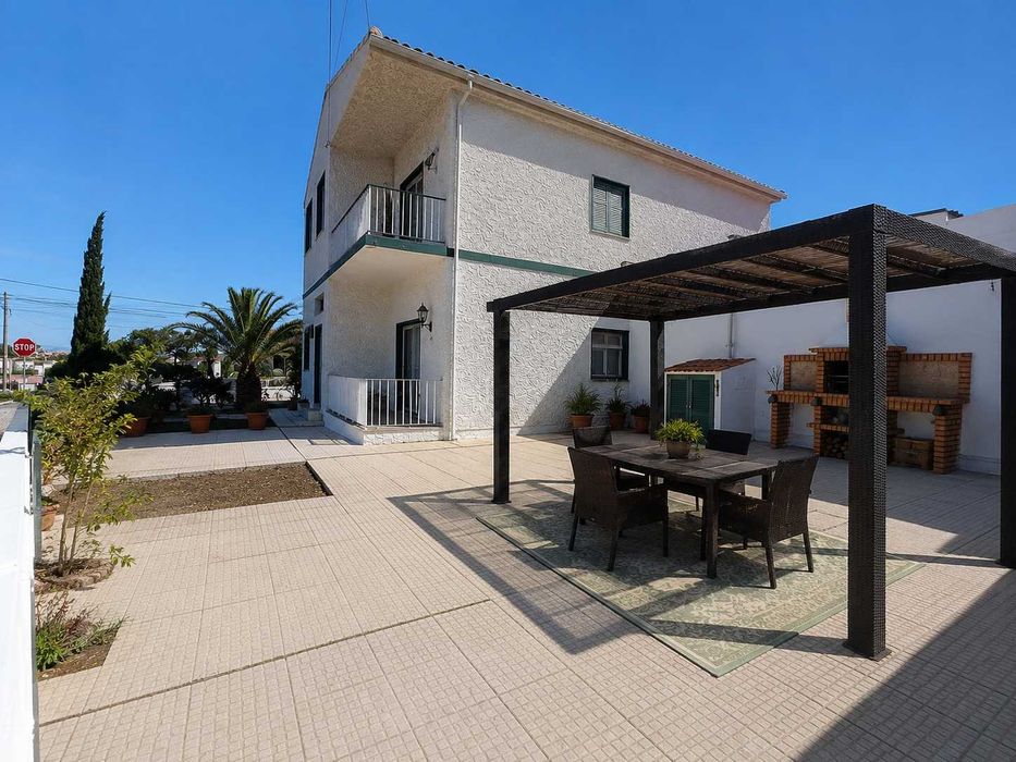 Apartamento renovado com jardim e garagem