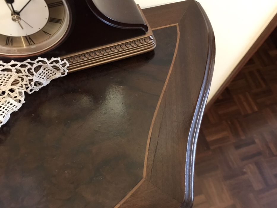 Pequeno aparador de mogno, raiz de Nogueira e embutidos