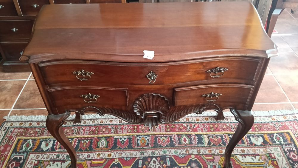 Consola estilo D. José (rica) século XVIII com gavetas em madeira de cerejeira