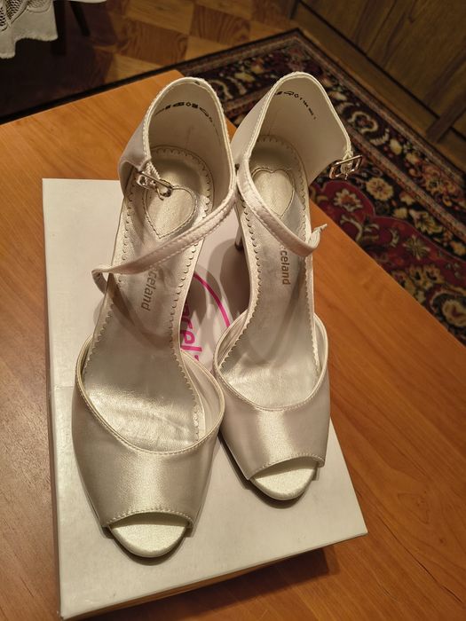 Nowe buty na szpilce