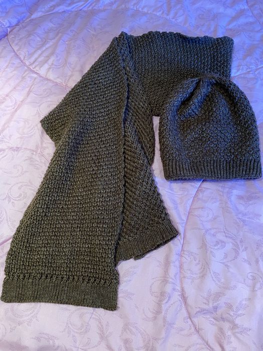 Шапка и два шарфика на девочку