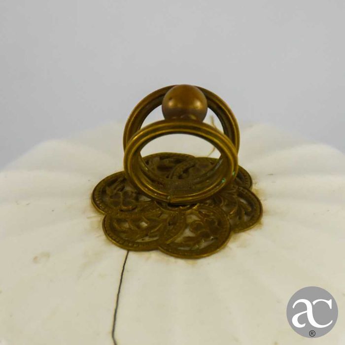 Caixa em porcelana e metal dourado, de finais do século XIX/início do XX