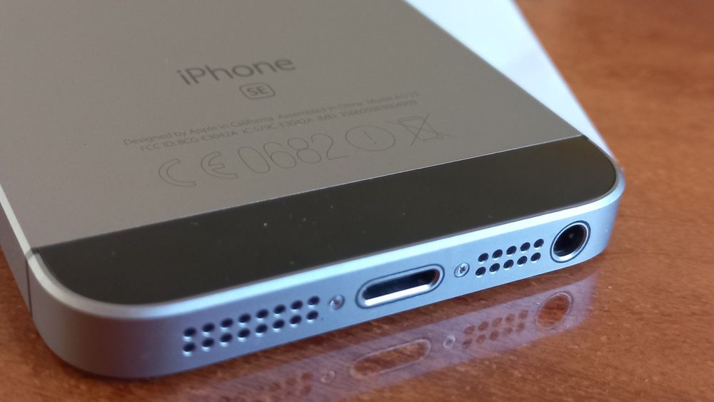 iPhone SE /32 GB  в хорошем состоянии.