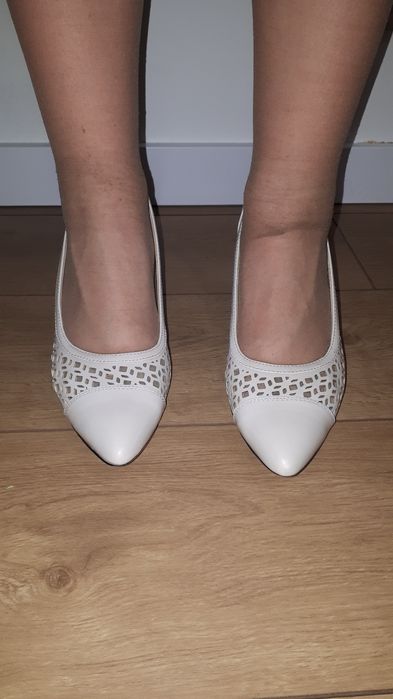 Beżowe szpilki z czubkiem w szpic