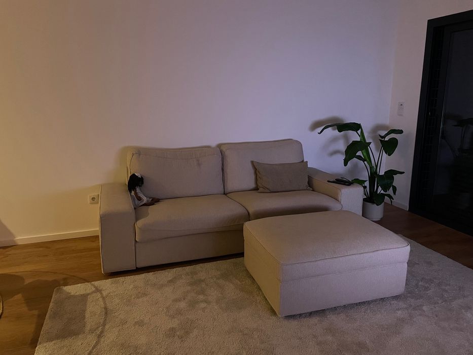 Sofá Kivik 3 lugares + Repousa pés