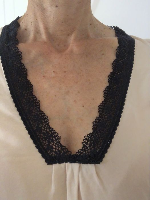 Blusa com decote rendado da Gap