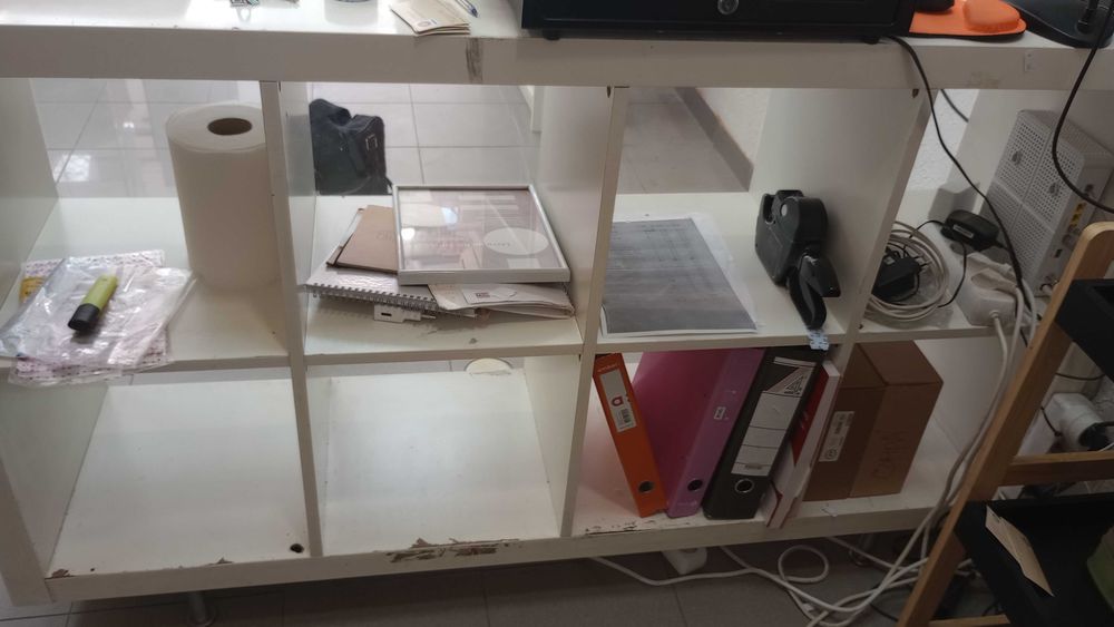 Balcão de madeira e vidro