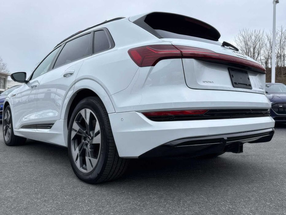 Audi e-tron Premium quattro      2022