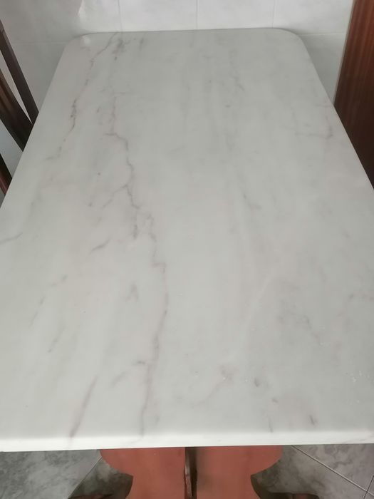 Mesa de cozinha em madeira maciça com 5 cadeiras com tampo em pedra má