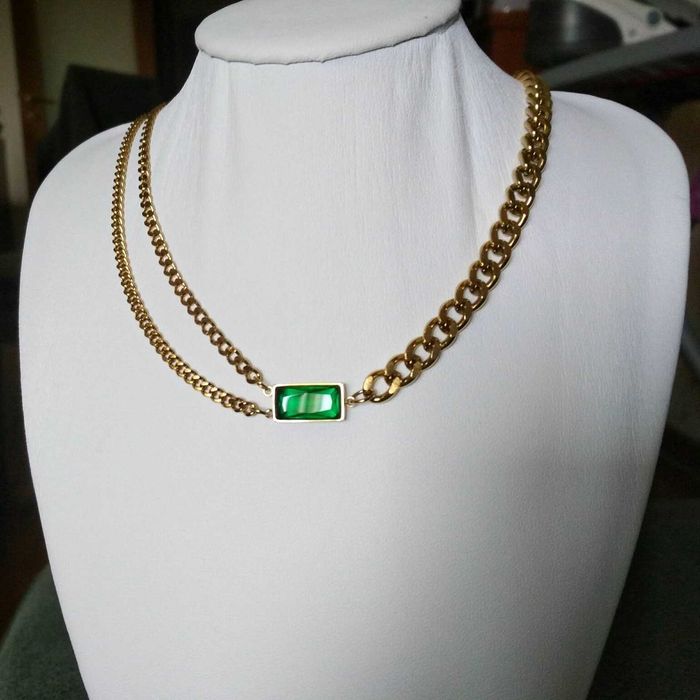 Colar Aço Dourado c/ Malha Grossa, Fio Duplo c/ Pedra Verde NOVO