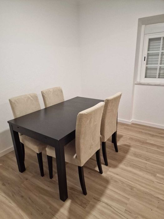 Mesa extensível e cadeiras