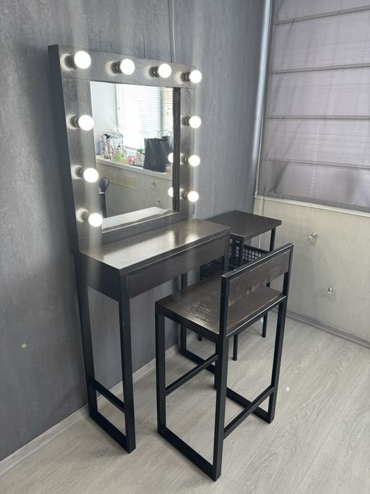 Гримерное зеркало, столик для макияжа