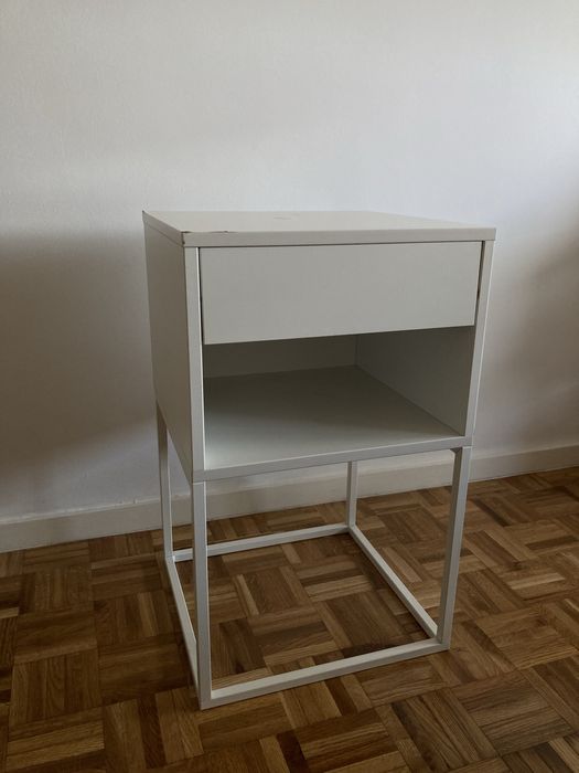 Mesa de cabeceira IKEA. VIKHAMMER