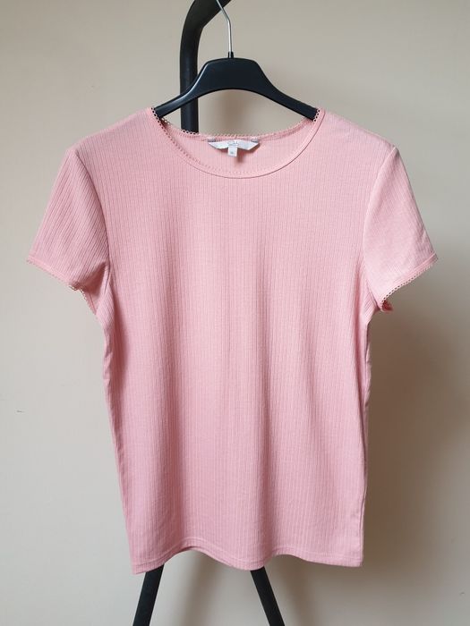 T-shirt w prążki pudroworóżowy