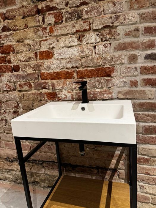 Умивальник з краном