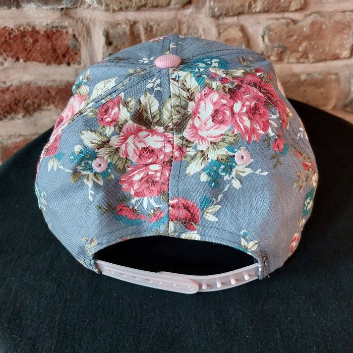 Czapka typu snapback w kwiaty