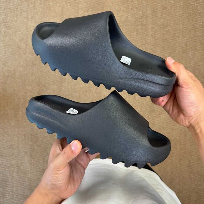 Czarne kapcie Adidas Yeezy 43